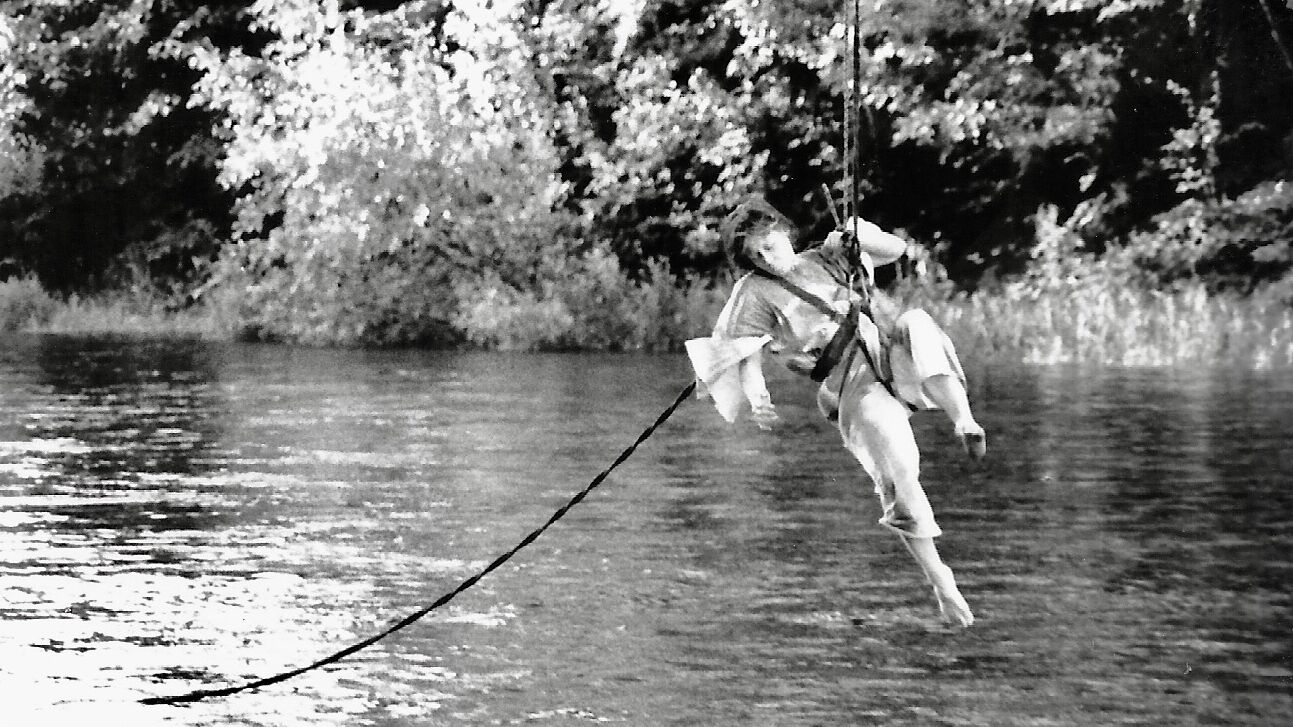 Mo Diener, Grind, 1990, Performance, Kornhausbrücke Zürich, Kollaboration mit Michael Elber u.a. Foto: Heinz Dolderer, © Mo Diener