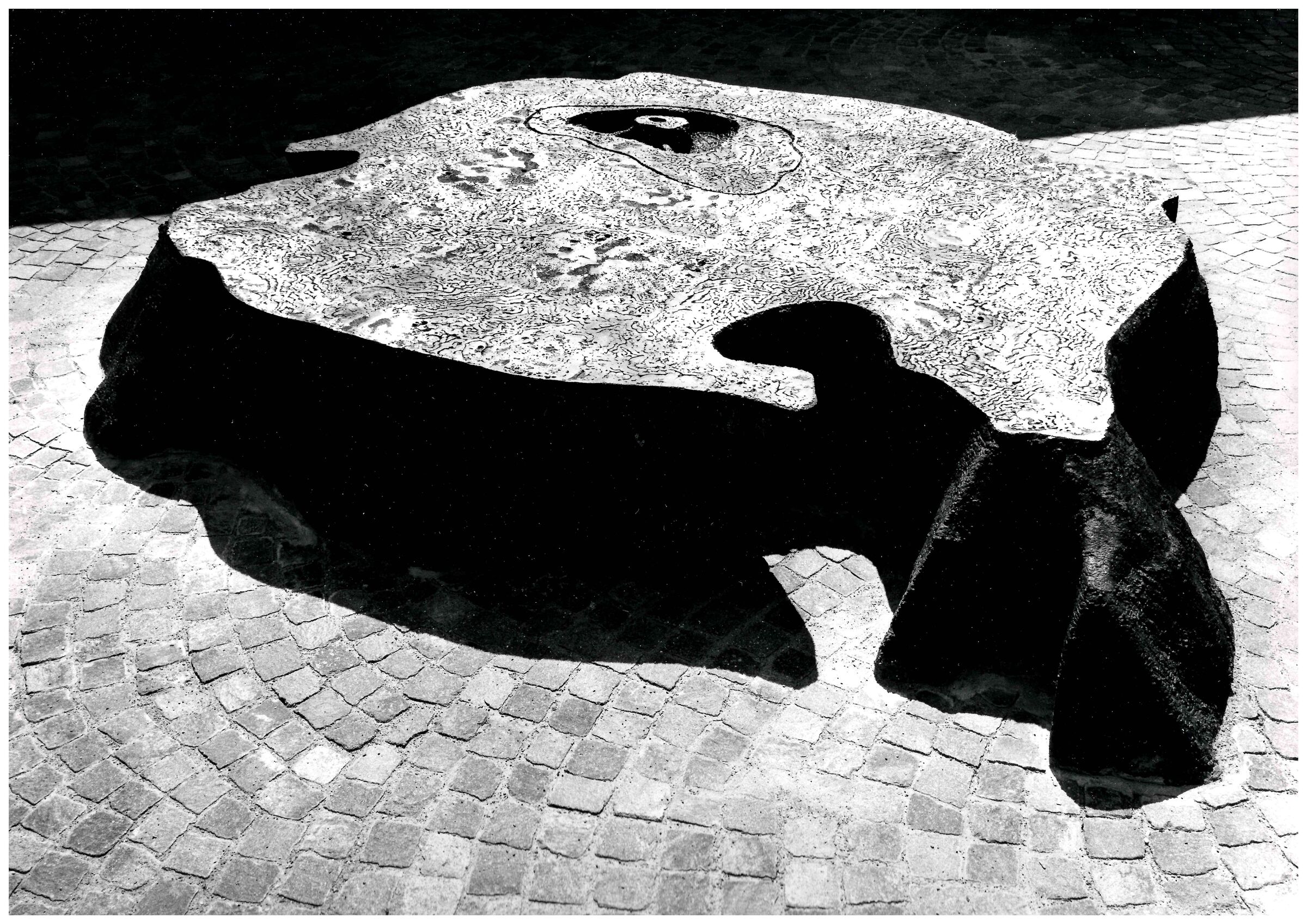 Erwin Rehmann, Struktur-Plastik Friedhof Bottmingen I, 1976 Manganbronze, 350cm x 300cm / 50cm h, 3.5t Friedhof Bottmingen BL Foto: Friedrich Engesser