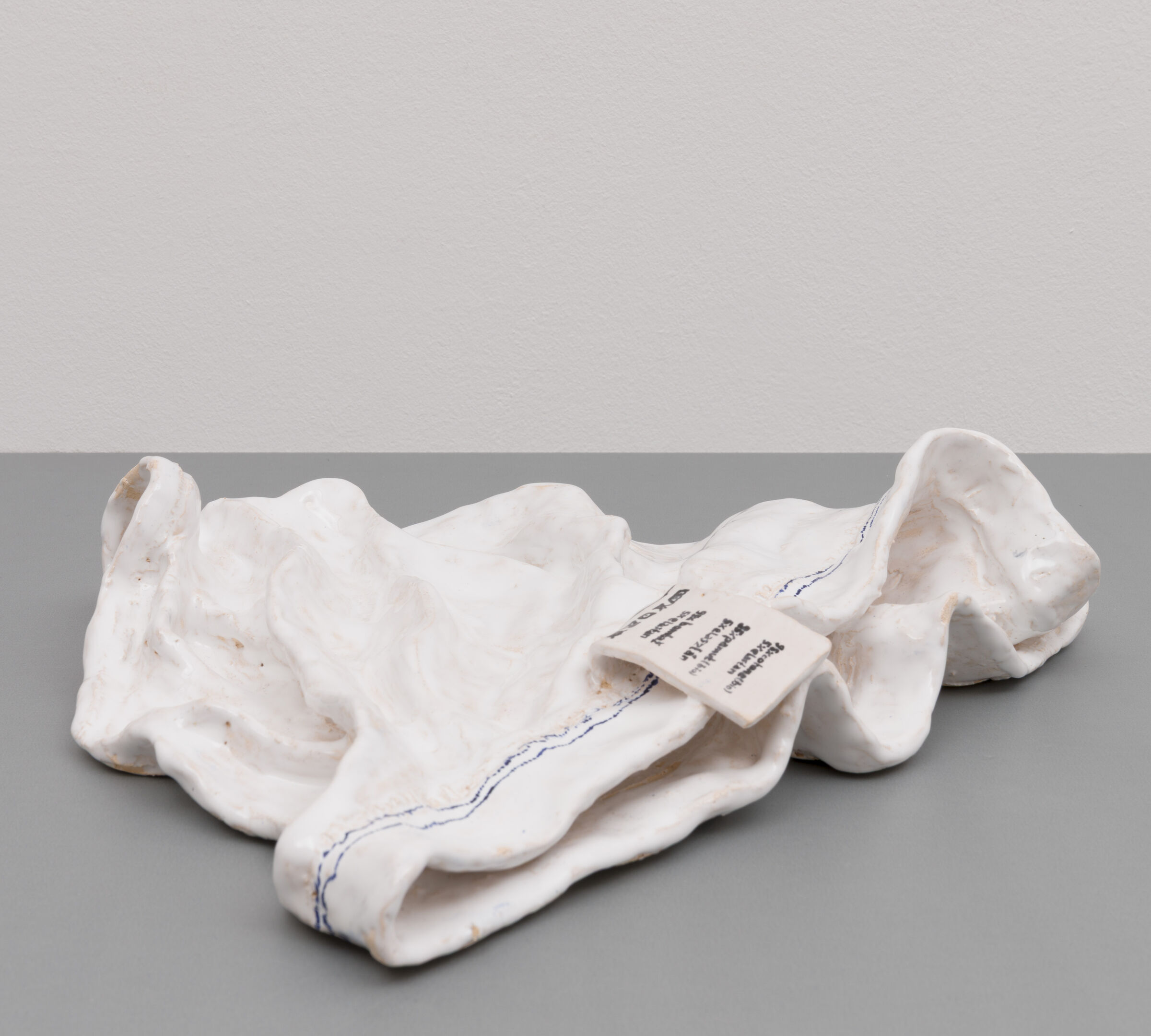 Janis Löhrer, Unterhose (liegend), 2024 Keramik, glasiert Foto: Courtesy Galerie Thomas Fuchs, Stuttgart Privatsammlung Thomas Fuchs, Stuttgart © 2025, ProLitteris, Zurich