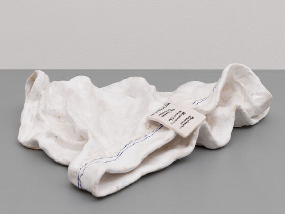 Janis Löhrer, Unterhose (liegend), 2024 Keramik, glasiert Foto: Courtesy Galerie Thomas Fuchs, Stuttgart Privatsammlung Thomas Fuchs, Stuttgart © 2025, ProLitteris, Zurich