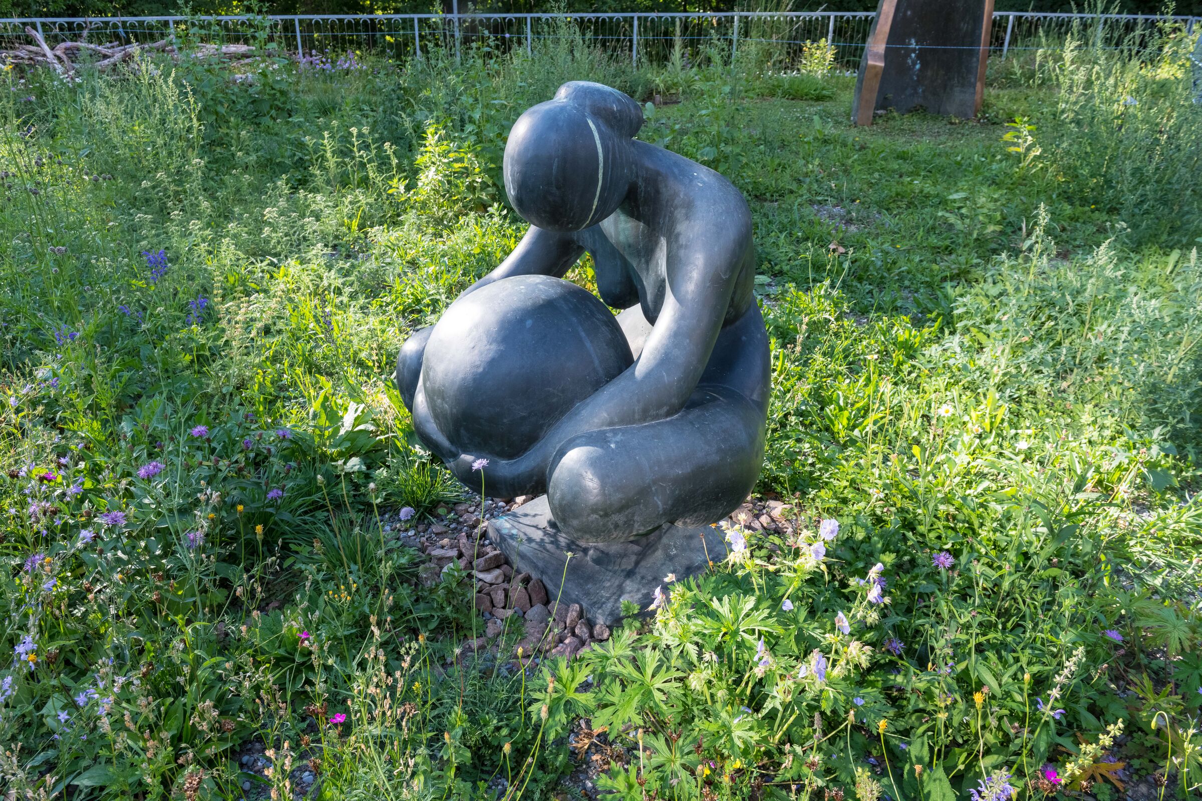 Frau mit Kugel, 1949 von Erwin Rehmann mitten in der neu angelegten Blumenwiese, Frühsommer 2026, Foto: Edwin Rüede