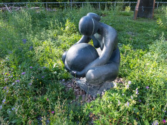Frau mit Kugel, 1949 von Erwin Rehmann mitten in der neu angelegten Blumenwiese, Frühsommer 2026, Foto: Edwin Rüede