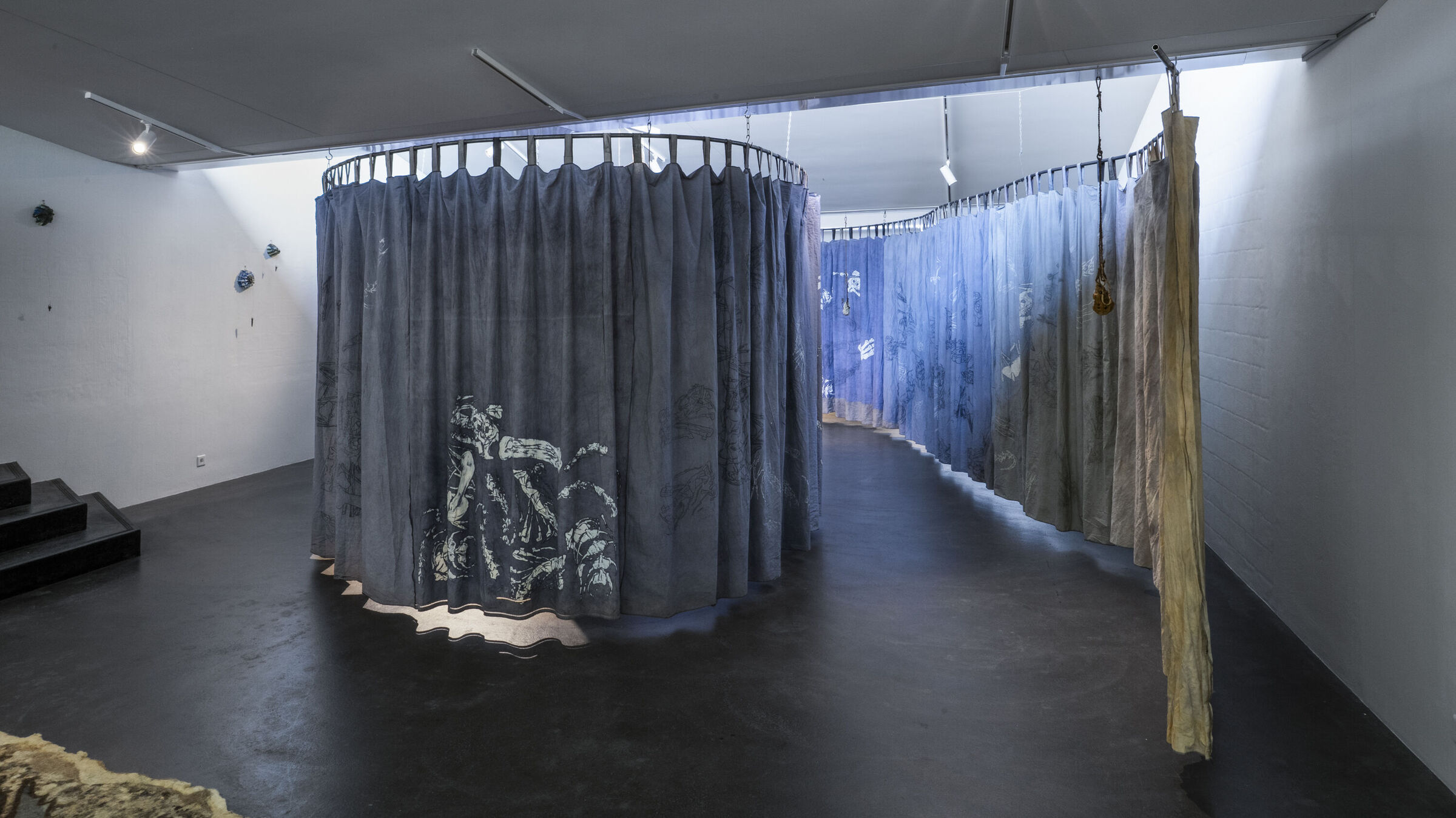 Aëla Maï Cabel, Jérémy Piningre, Maëtte Lannuzel, Tatiana Karl Pez, Englouti·es vivant·es, inhumé·es vivant·es, pétrifié·esvivant·es (lebendig verschlungen, lebendig begraben, lebendig versteinert), 2026 Foto: Studio Stucky