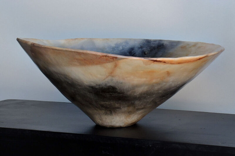 Detail: Frauke Roloff, Schale und Vase. Grosses Ensemble, 2025, Rauchbrandkeramik. Foto: Frauke Roloff