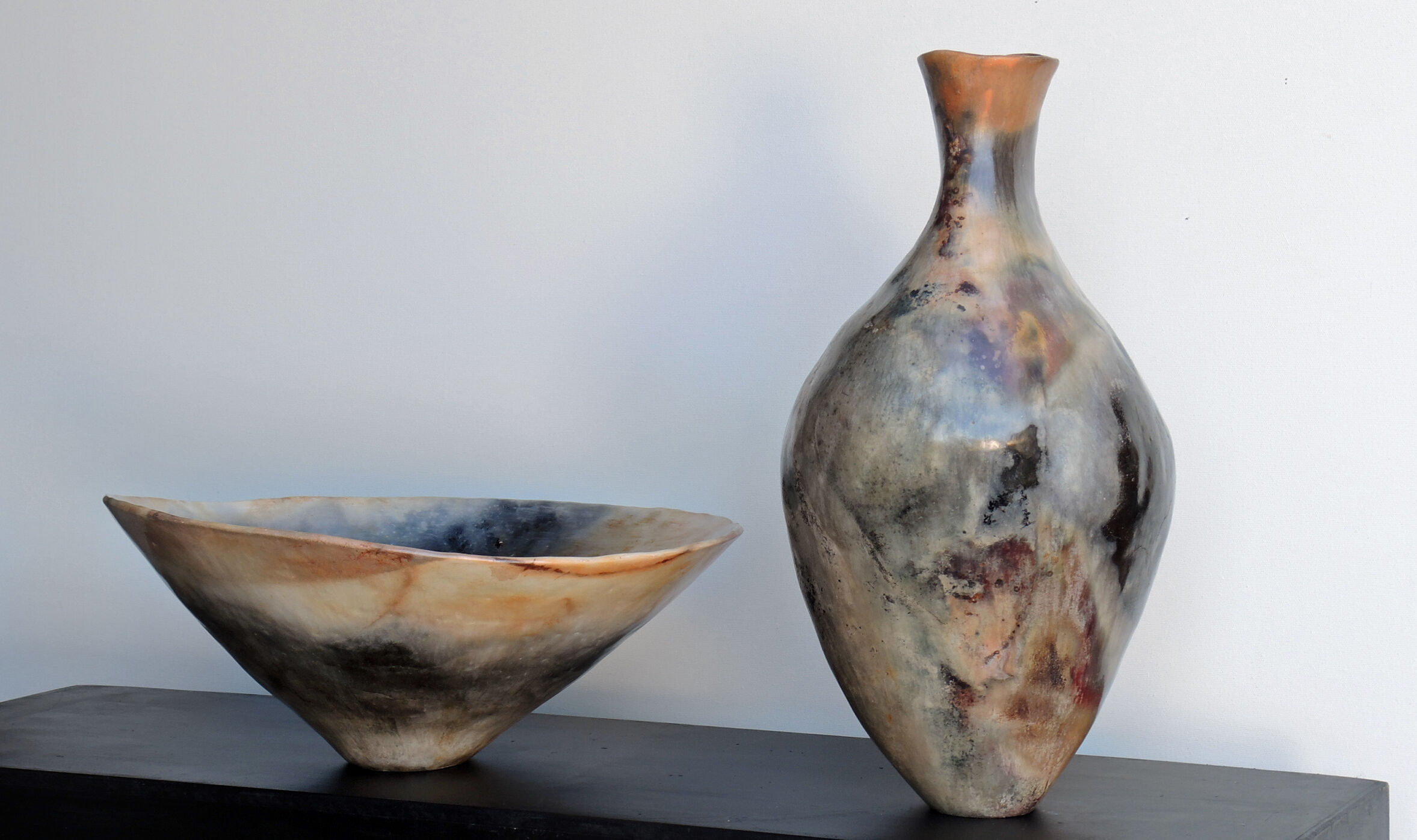 Frauke Roloff, Schale und Vase. Grosses Ensemble, 2025, Rauchbrandkeramik Foto: Frauke Roloff