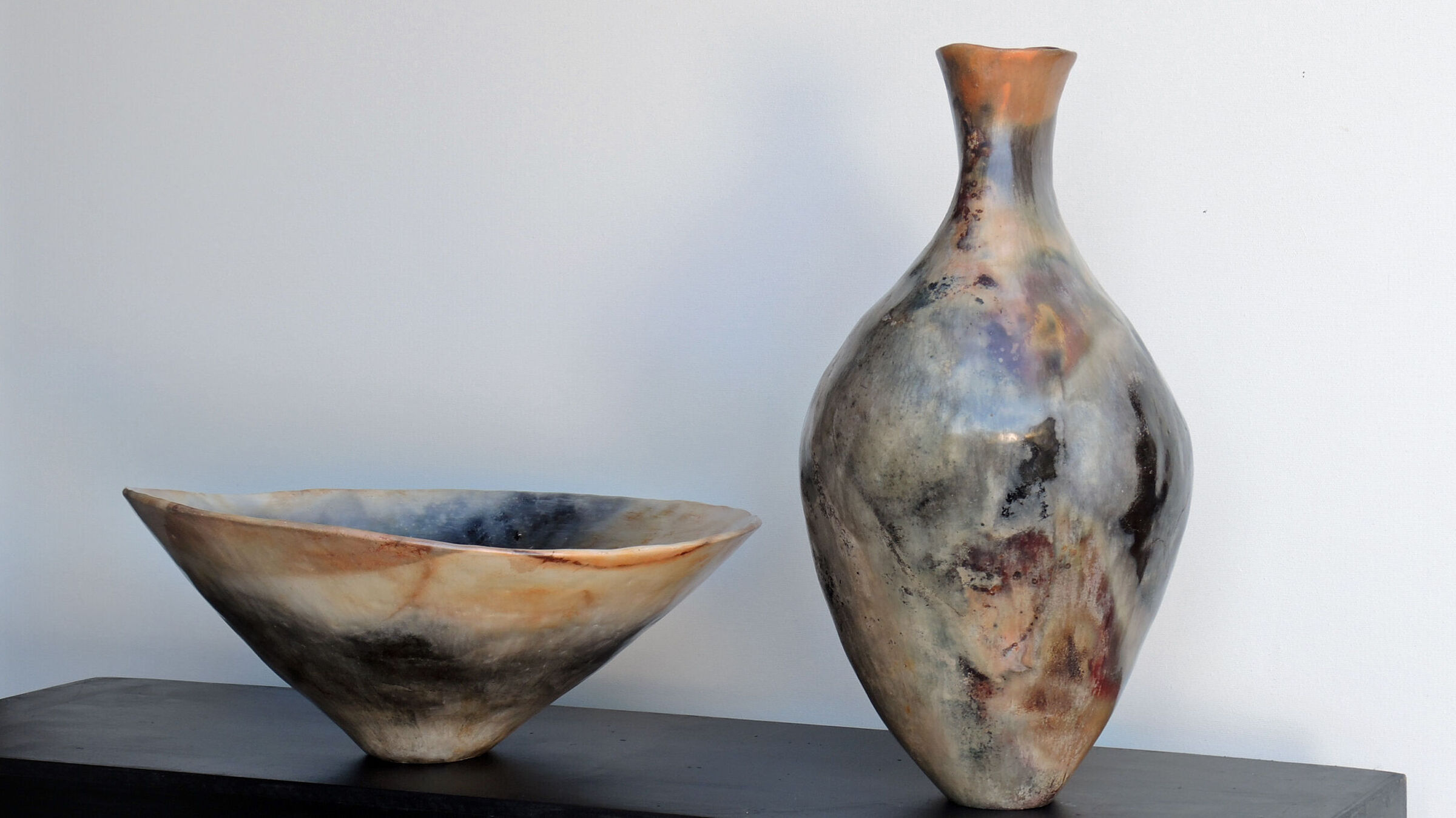 Frauke Roloff, Schale und Vase. Grosses Ensemble, 2025, Rauchbrandkeramik. Foto: Frauke Roloff