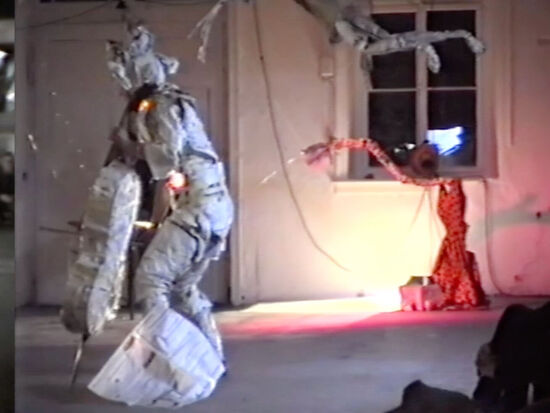 Mo Diener, Damenball, 1989, Performance mit Cello, Videostill © Mo Diener