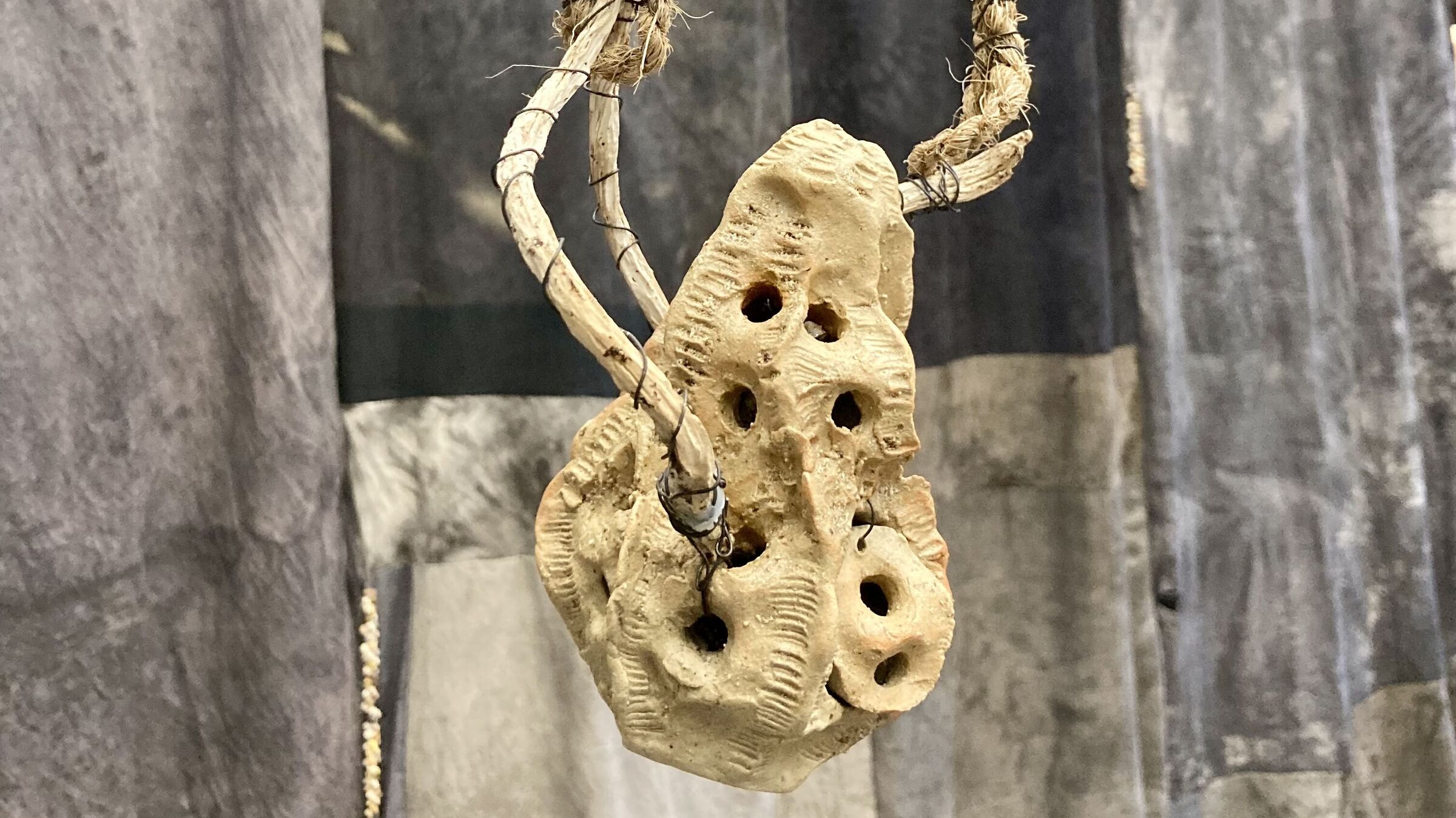 Pauline Marx, Räucherschale, 2025, Keramik und diverse Materialien, Ausstellung «Liminale laminaire» (2025), La Gare, Centre d'art et de design, Brest. Foto: Michael Hiltbrunner