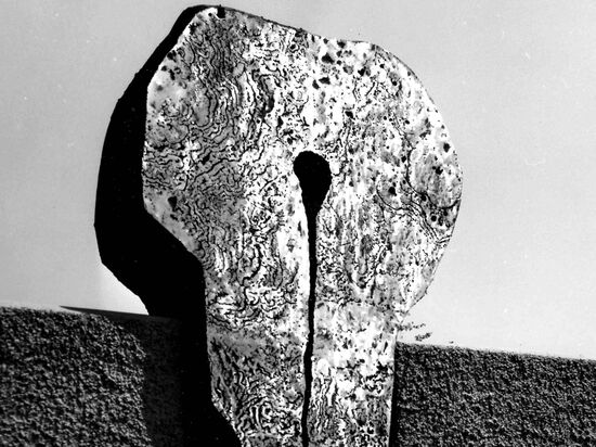 Erwin Rehmann, Mauerkronen-Plastik II, 1976 Manganbronze, 125cm x 50cm / 220cm h, 1.5t Friedhof Bottmingen BL Foto: Friedrich Engesser