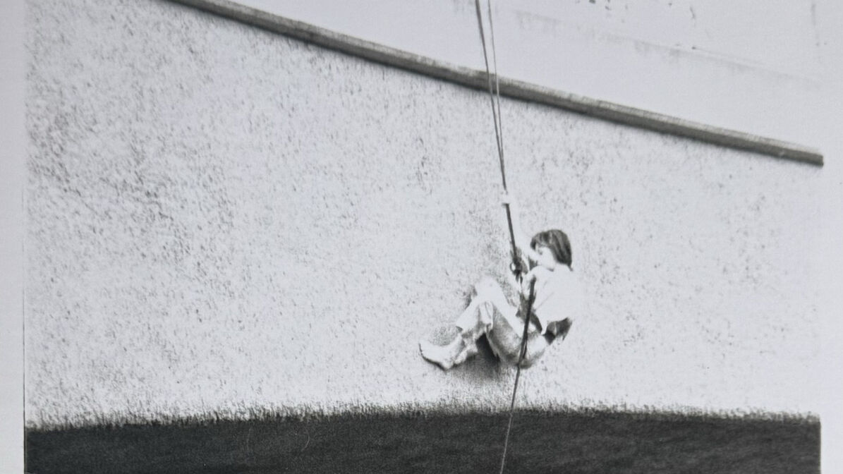 Mo Diener, Grind, 1990, Performance, Kornhausbrücke Zürich, Kollaboration mit Michael Elber u.a. Foto: Heinz Dolderer, © Mo Diener