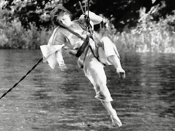 Mo Diener, Grind, 1990, Performance, Kornhausbrücke Zürich, Kollaboration mit Michael Elber u.a. Foto: Heinz Dolderer, Archiv Mo Diener