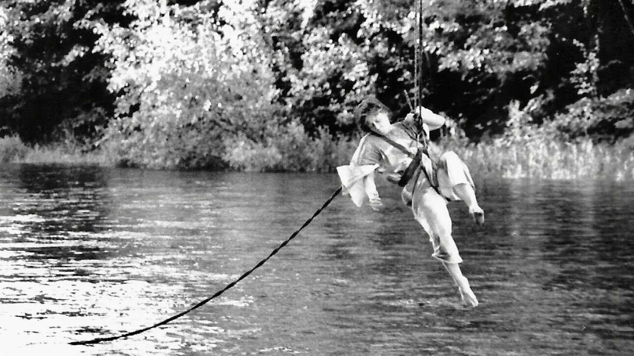Mo Diener, Grind, 1990, Performance, Kornhausbrücke Zürich, Kollaboration mit Michael Elber u.a. Foto: Heinz Dolderer, Archiv Mo Diener