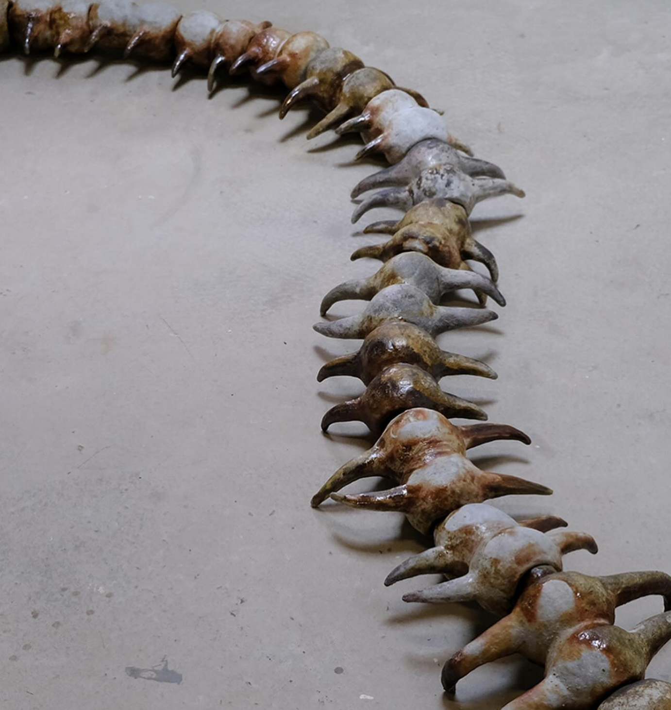 Aëla Maï Cabel und Jérémy Piningre, ohne Titel, 2025, Keramik glasiert. Foto: Aëla Maï Cabel und Jérémy Piningre